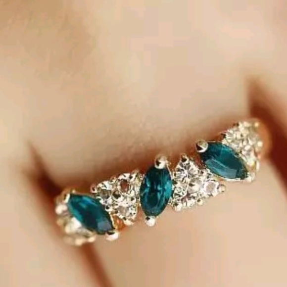 Last one! Vintage Fashion Emerald Crystal Ring 💚 - Picture 6 of 6